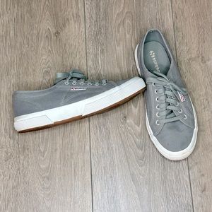 Women’s size 9 shoe